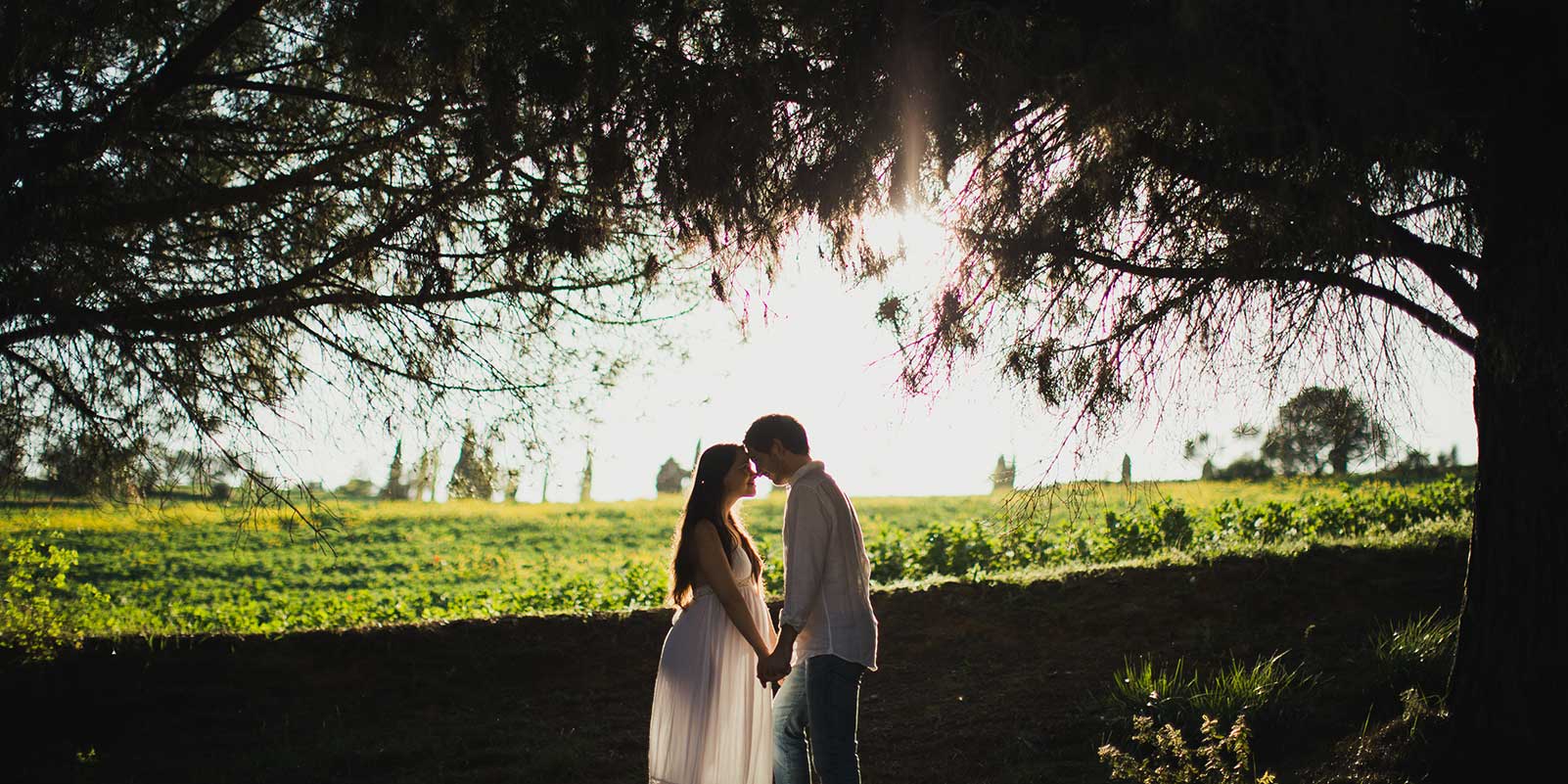 esión de fotos de embarazo en el campo en exterior en primavera en barcelona (31)