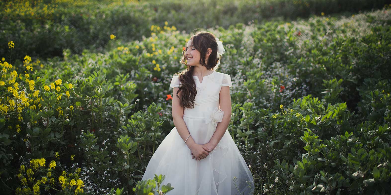 Sesión de fotos decomunión en el campo en primavera en Barcelona (14)