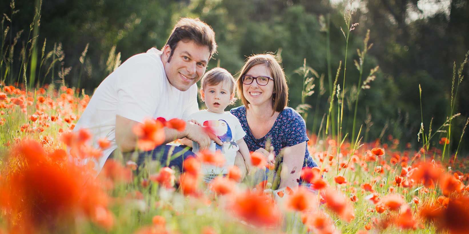 Sesión de fotos familiar en campo de amapolas en primavera en Barcelona (24)