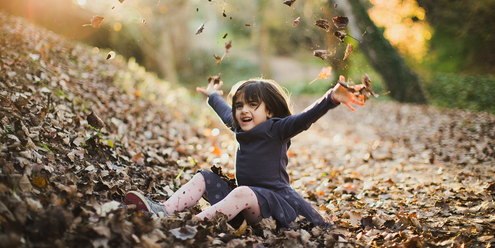 sesión de fotos familiar en otoño en el bosque en barcelona (12)