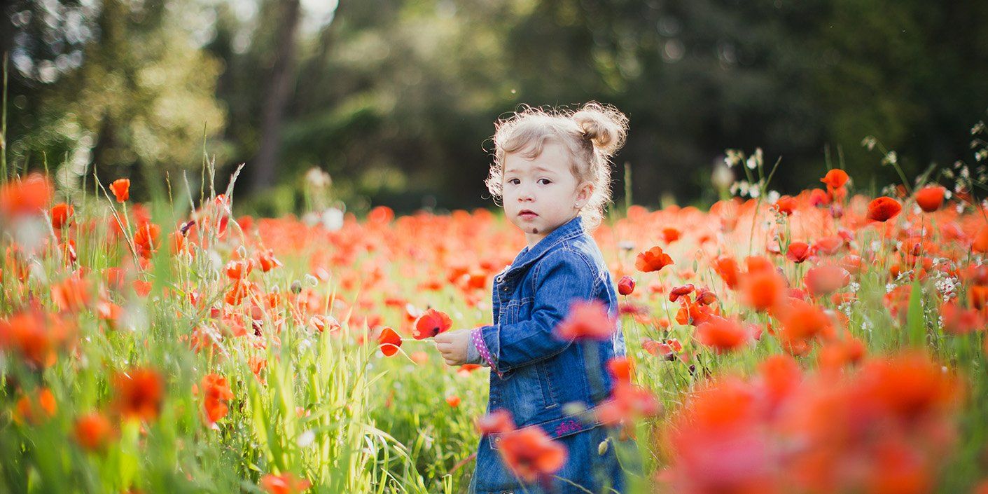 Sesión de fotos familiar en el campo en primavera en las amapolas en Barcelona (20)