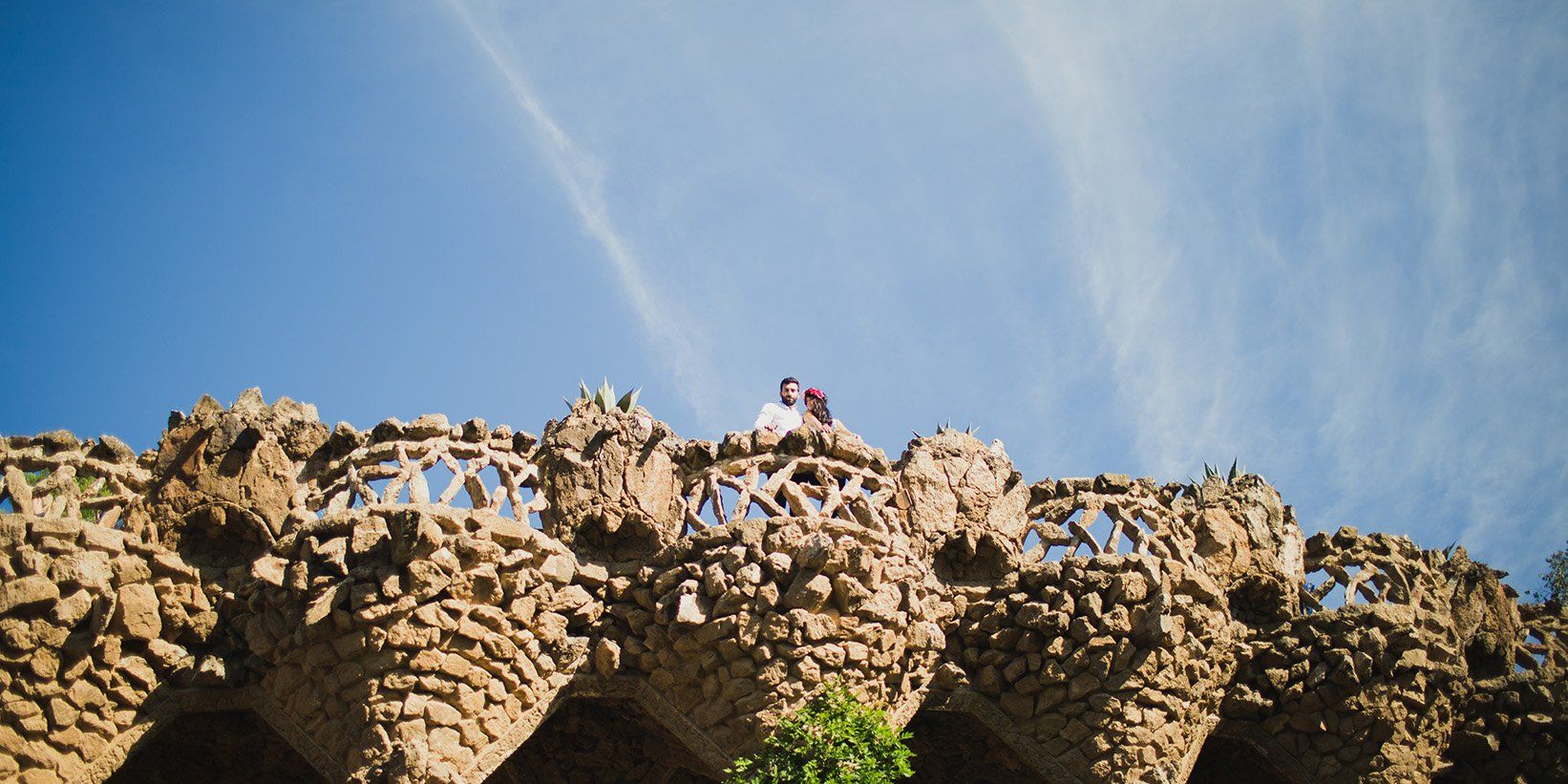 Sesión de fotos de embarazo en exterior en otoño en el Parque Güell de barcelona (1)