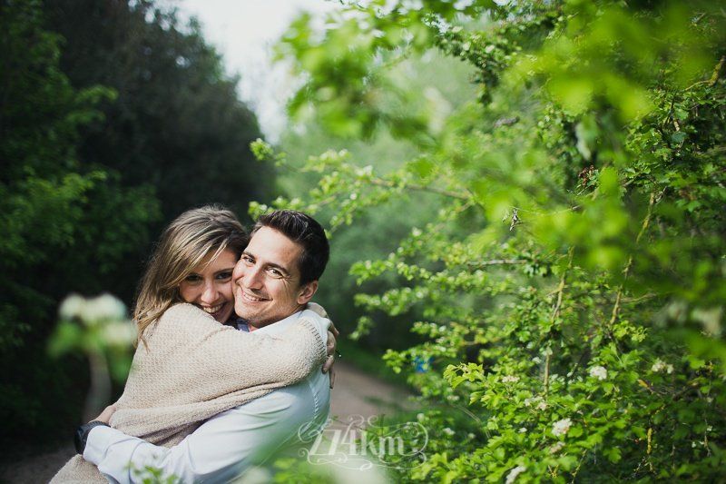 Lidia y César hacen una sesión de fotos preboda en el campo en primavera