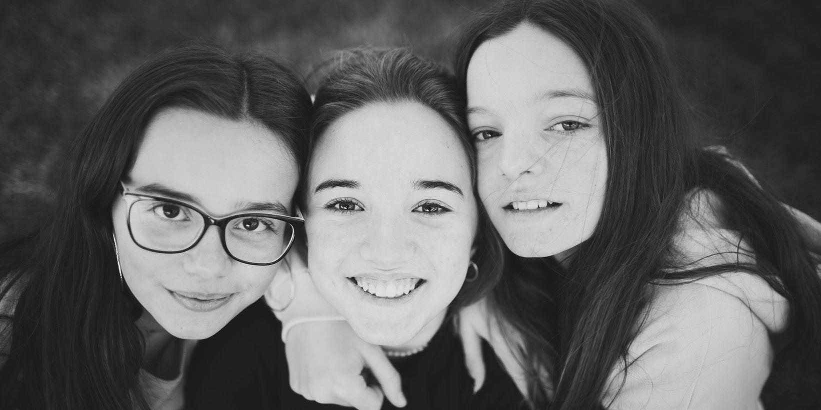 Sesión de fotos de cumpleaños con amigas de adolescente en exterior en barcelona (3)